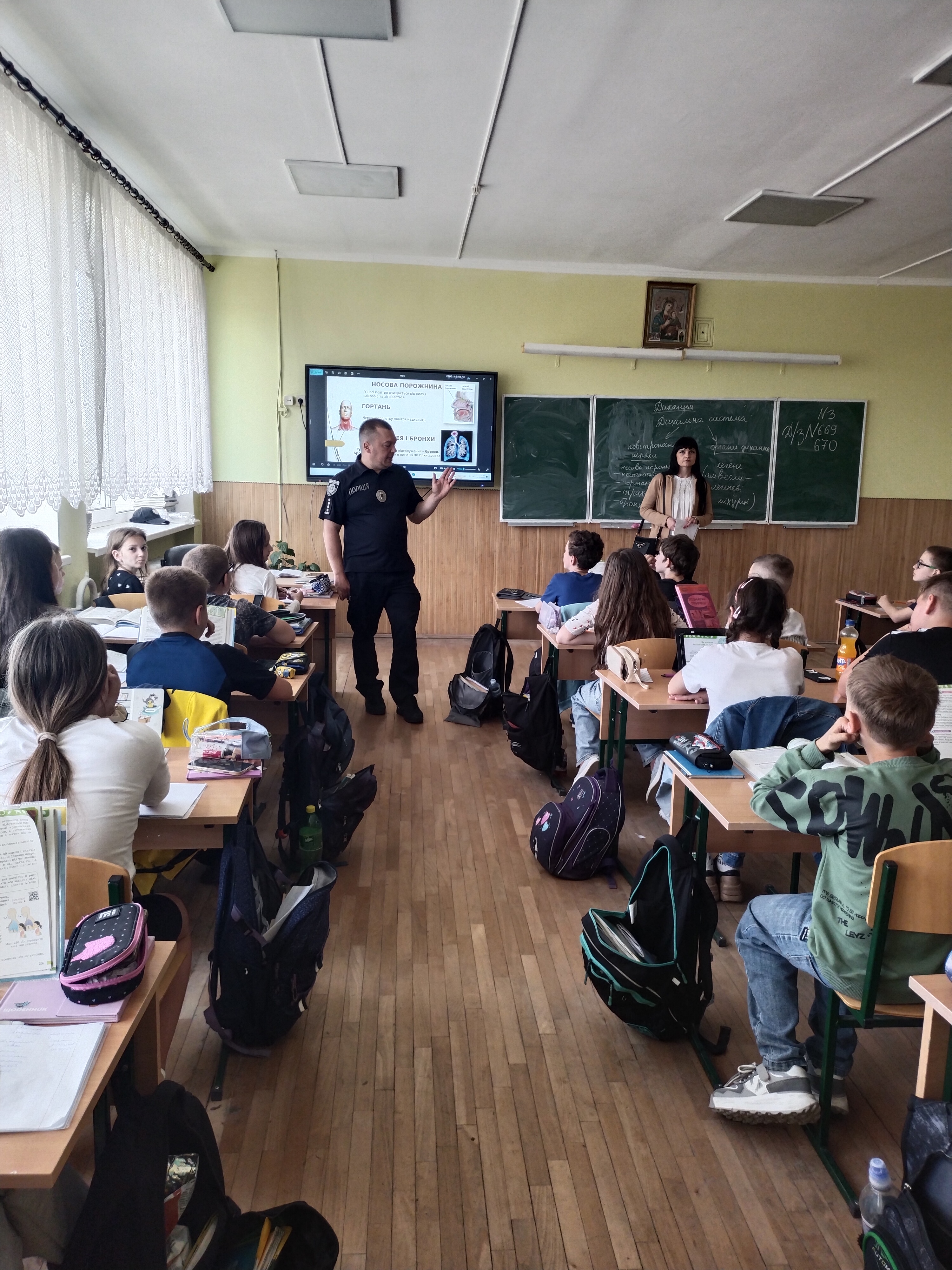 Відбуваються просвітницькі та профілактичні заходи серед учнів навчальних закладів