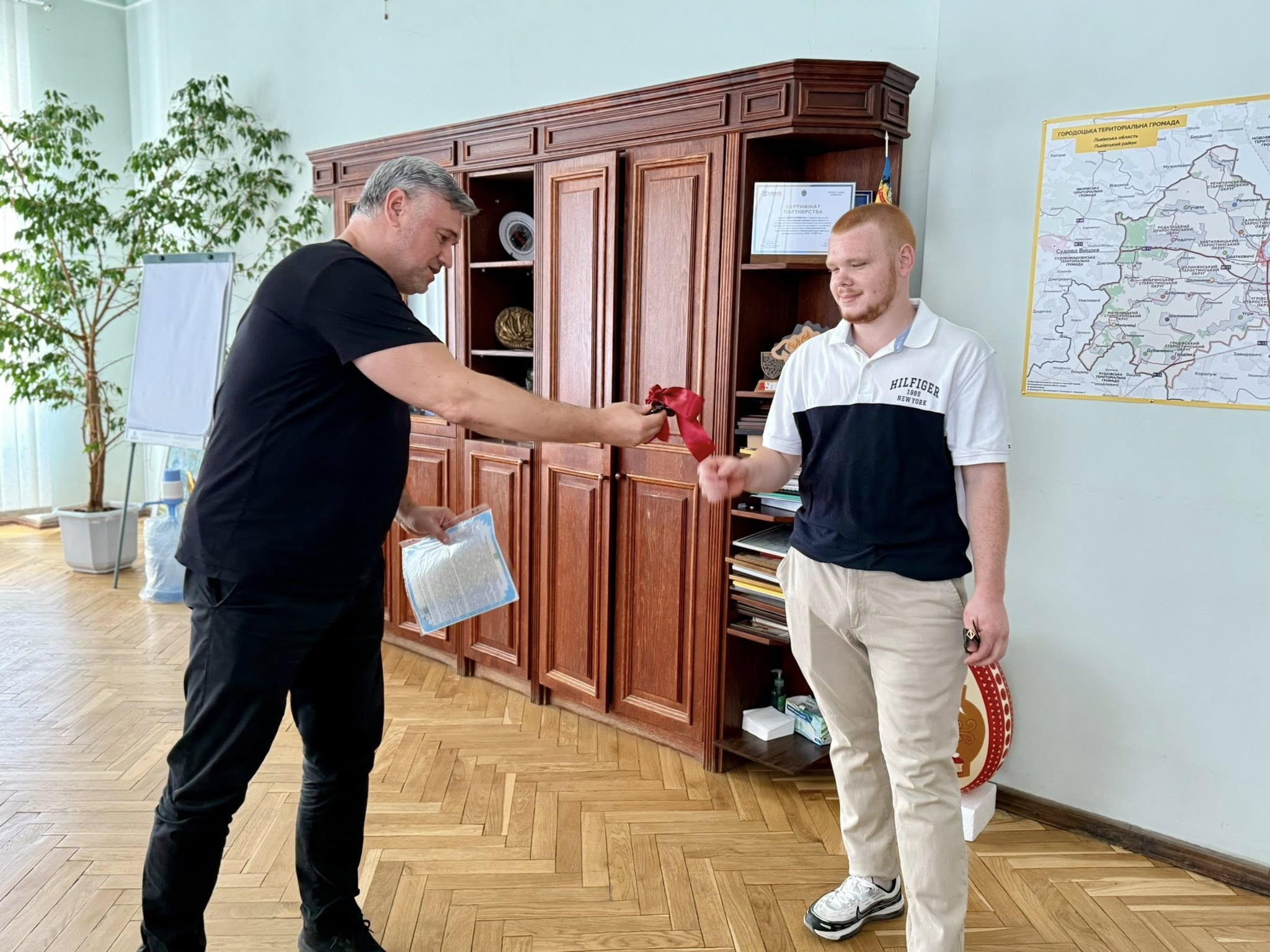 Вручили ключі від придбаного помешкання для Олександра Алєксєйченка
