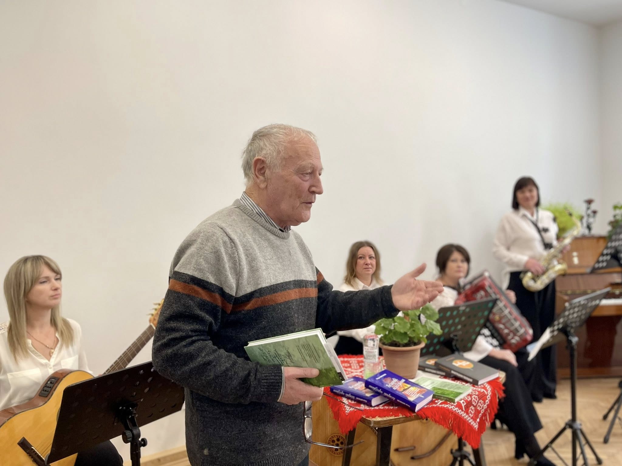 У бібліотечному просторі “без обмежень” зустрілися з поетом Петром Шкраб’юком