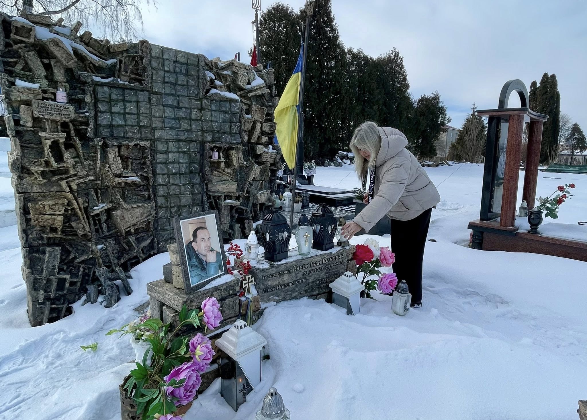 Поклали квіти до могили Героя Небесної Сотні Івана Бльока