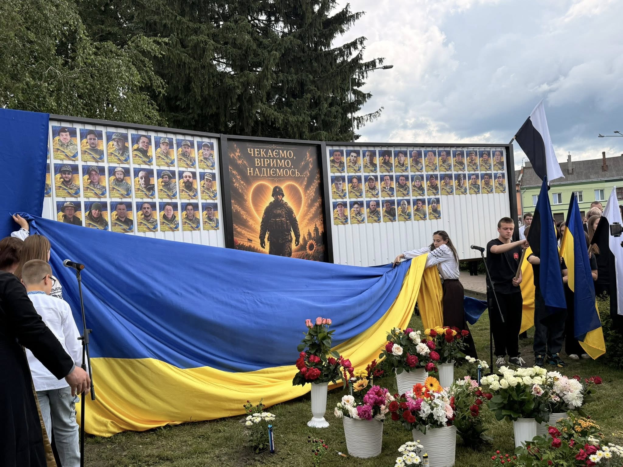 Відкрили стелу «Серце надії» — символ шани, підтримки та незламної віри родин зниклих безвісти та полонених Захисників