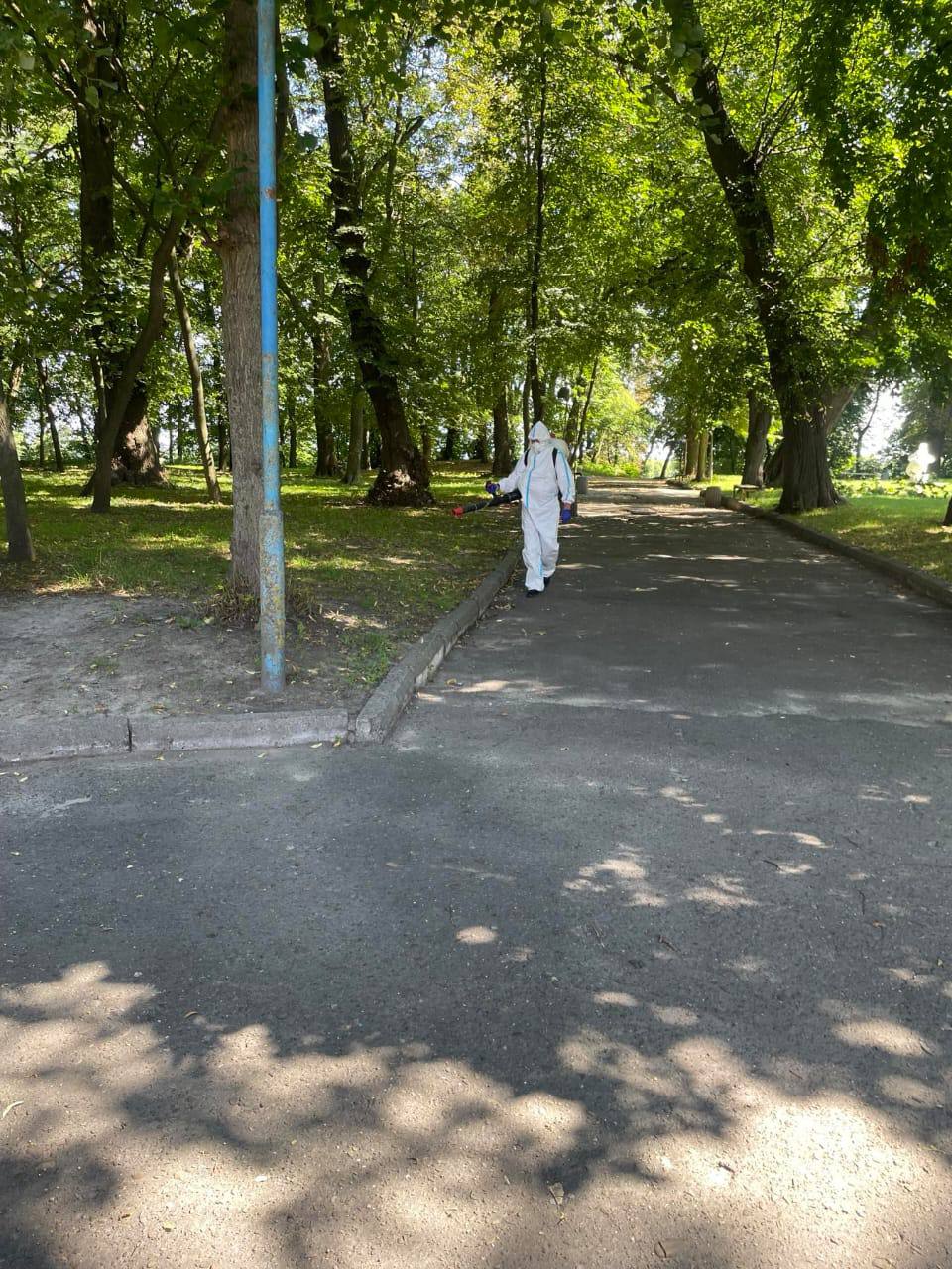 Увага! У міському парку Городка здійснено обробку території від кліщів