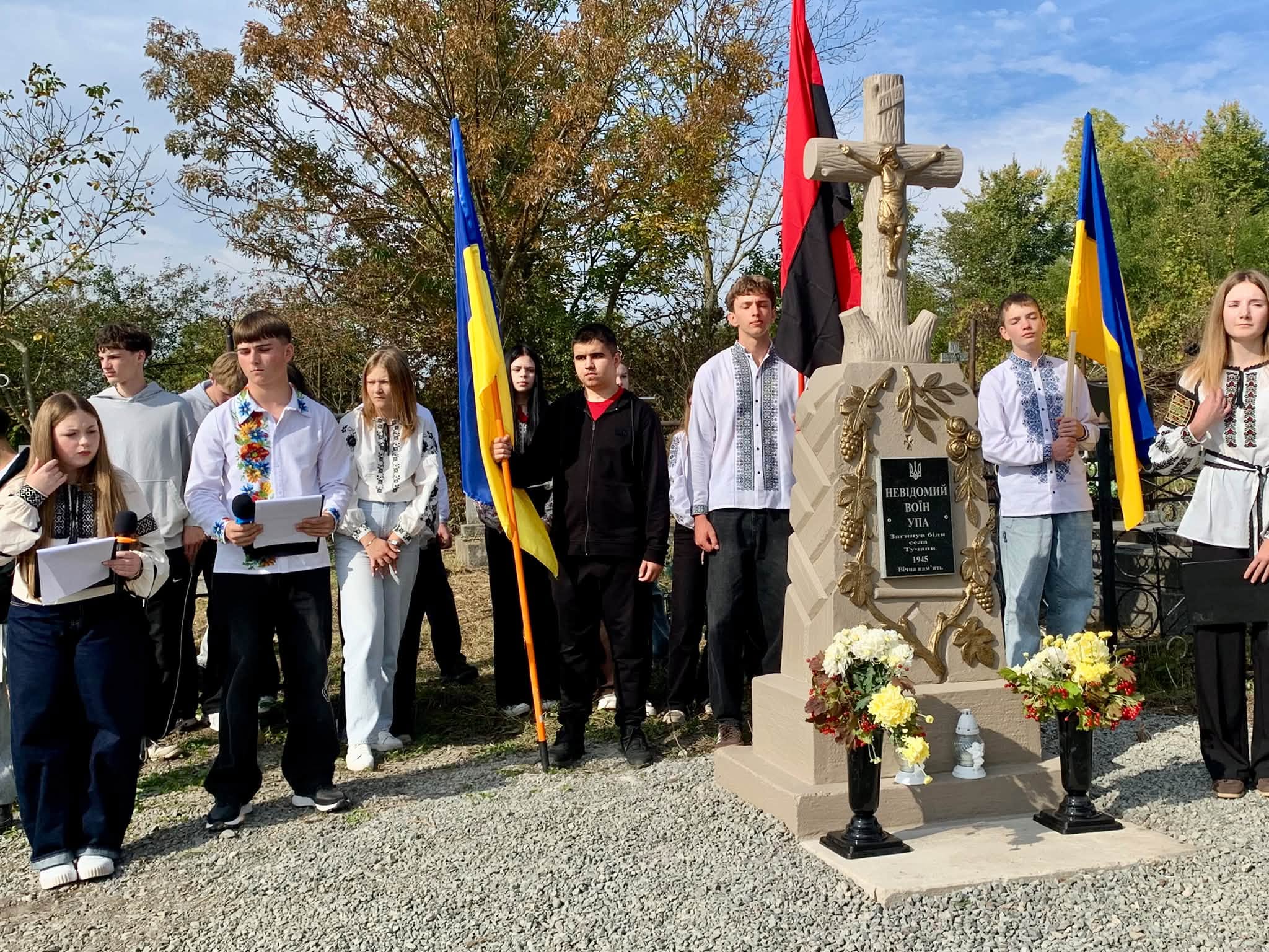 У Тучапах освятили відреставровані памʼятники героям УПА
