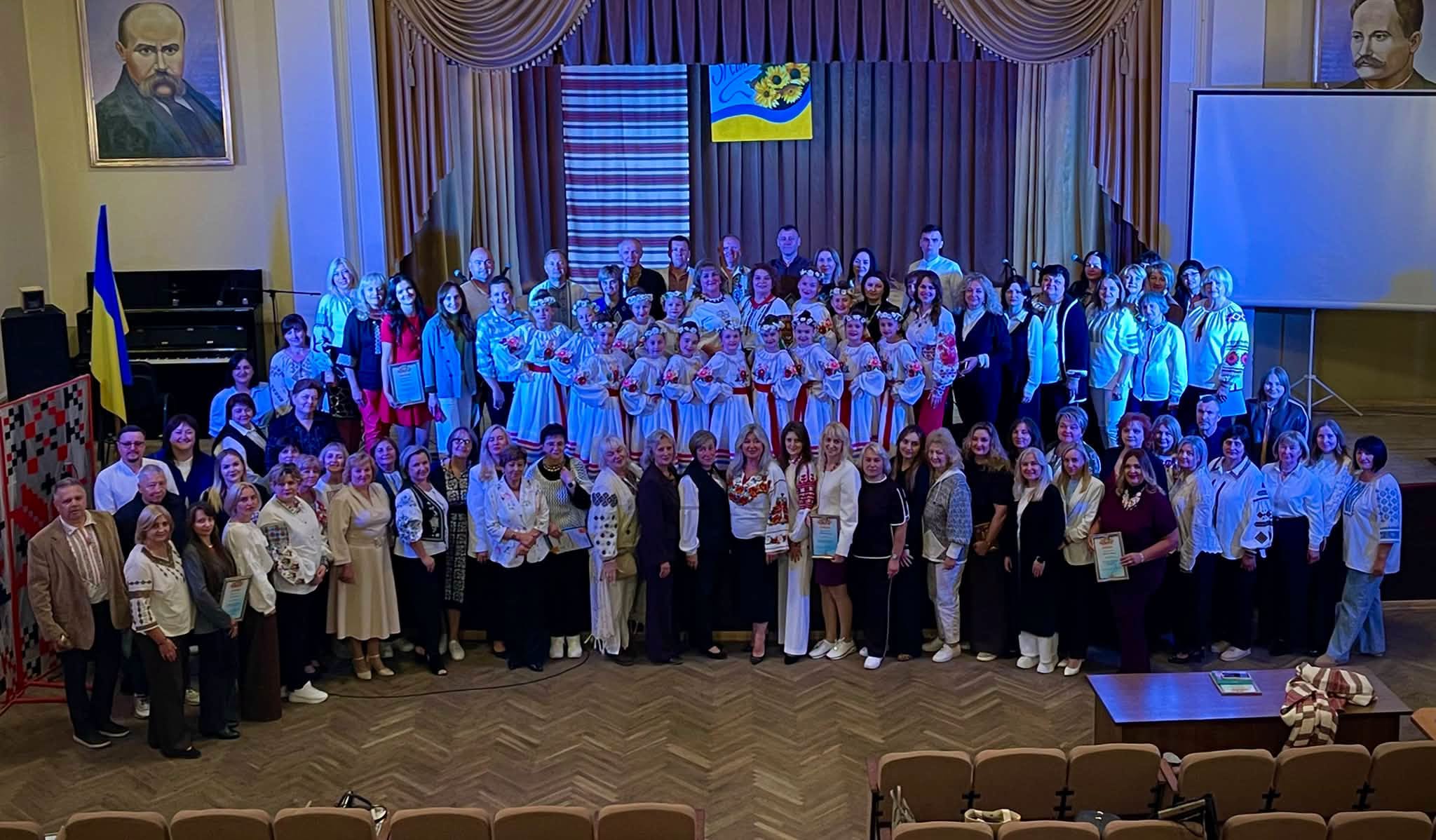 У ці дні складаємо букет нашої вдячності й шани освітянам!